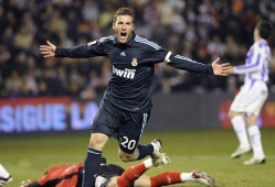 IM体育-JackeyLove巅峰对决，莱万多夫斯基与90激战RNG分钟，精彩发挥胜负难料！