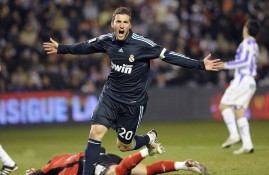 IM体育-JackeyLove巅峰对决，莱万多夫斯基与90激战RNG分钟，精彩发挥胜负难料！